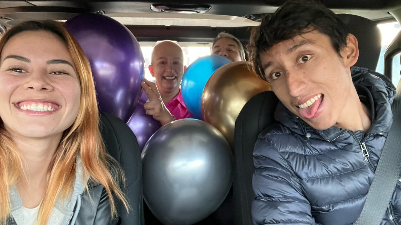 Egan acompañó a su mamá a la última quimioterapia