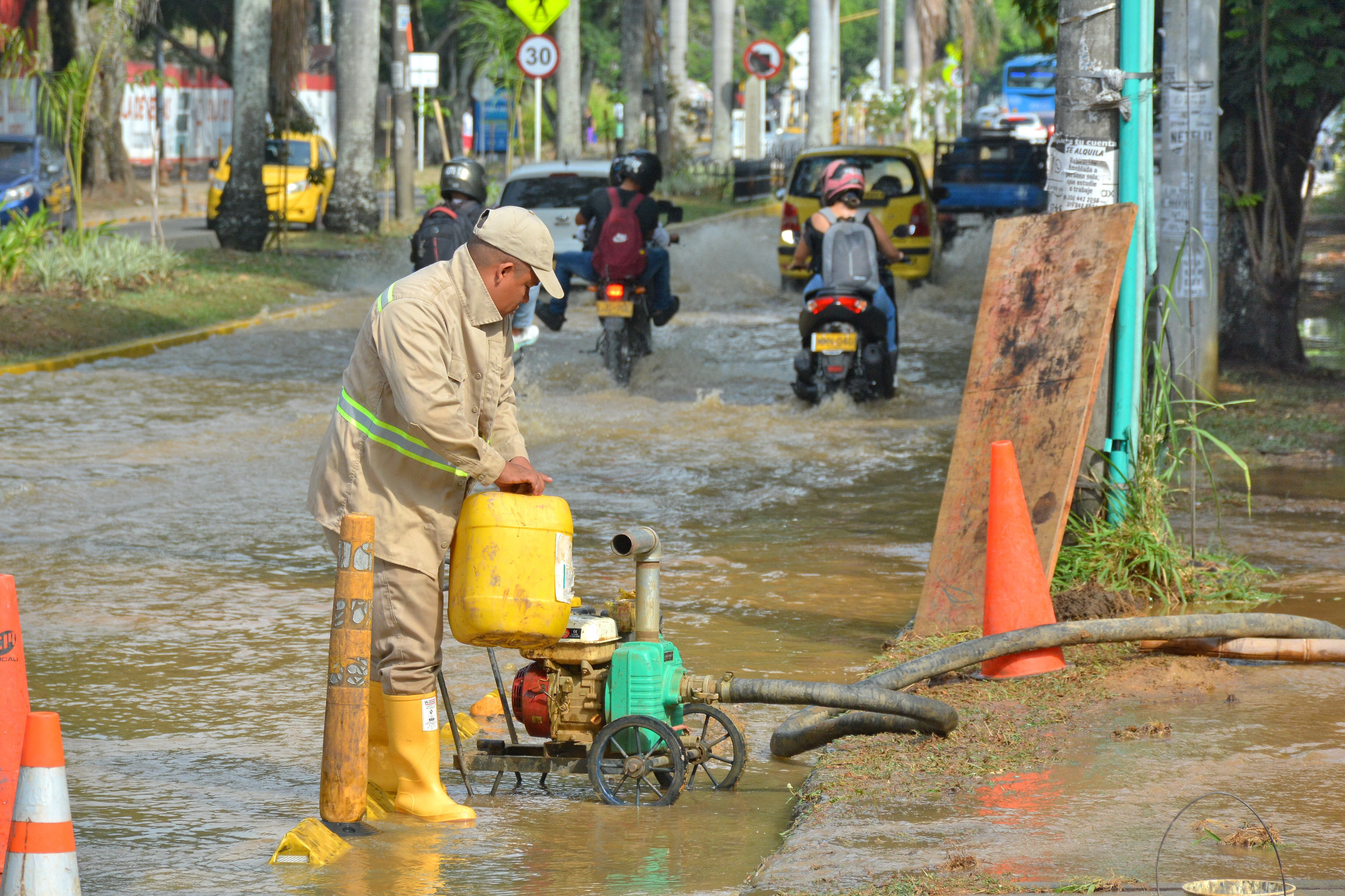 Un daño considerable se presenta desde la madrugada de hoy en la red matrix ubicada sobre la avenida Guadalupe con calle 14 C. La tubería de 6 pulgadas se reventó. El servicio de agua potable está suspendido. Personal de Emcali con maquinaria amarilla realiza los trabajos de reparación.