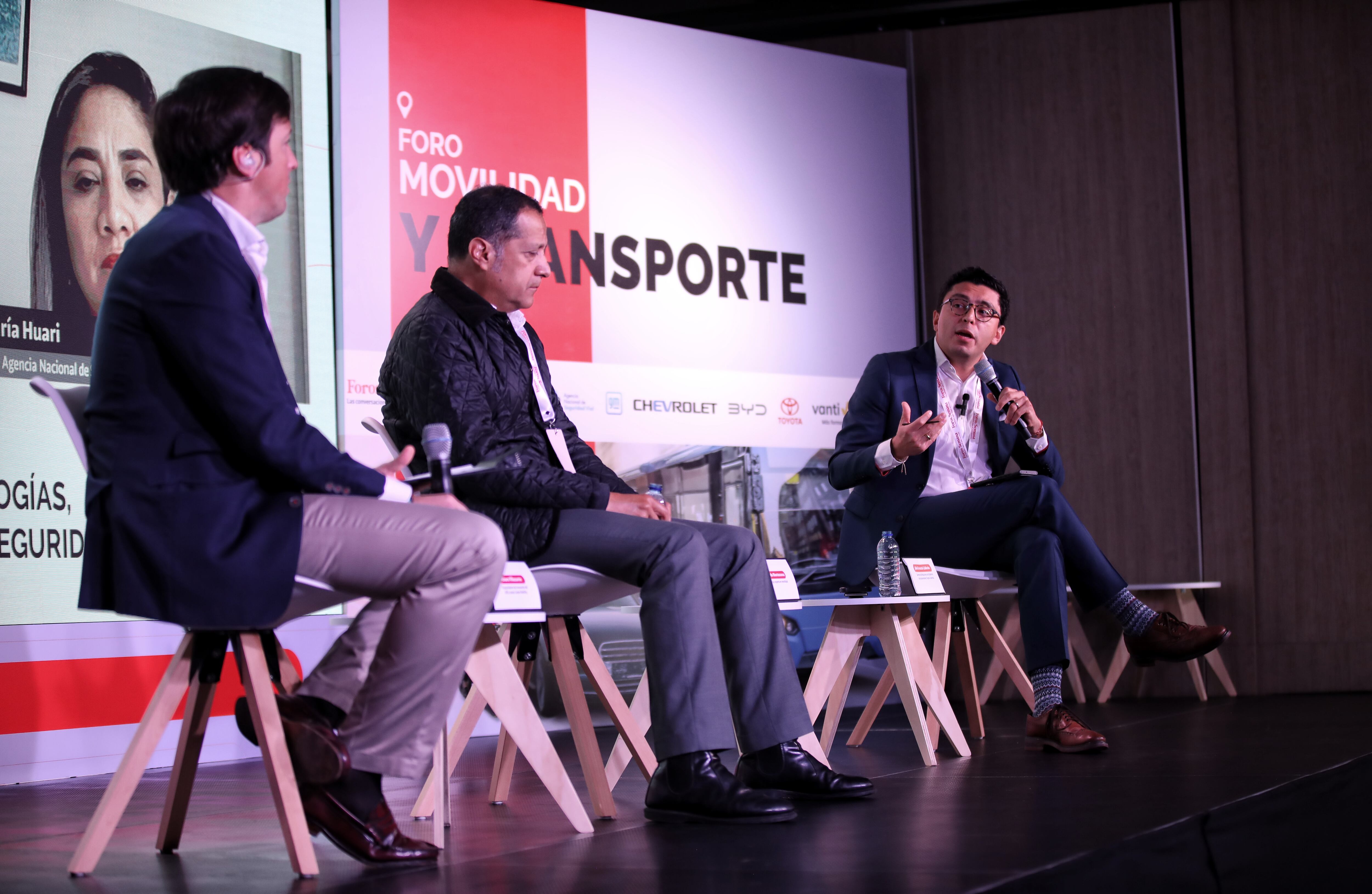 Julio Ernesto Calderón, gerente de Relaciones con Gobierno de Automotores Toyota Colombia, explicó que para Toyota la reducción de emisiones es uno de sus principales compromisos, que ejecutan por medio de estrategias de carbononeutralidad y descarbonización.