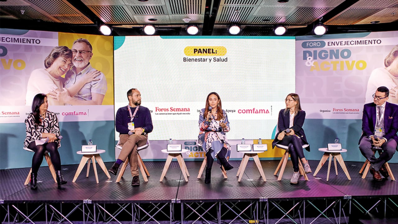 Lucy Libreros, editora de Gente y Vida Moderna de SEMANA; José Santacruz, director del Instituto de Envejecimiento de la Universidad Javeriana; Lina González, líder de Salud y Bienestar de la Fundación Saldarriaga Concha; Martha Pareja, responsable de Atracción Públicos de Comfama, y Víctor Saravia, senior medical manager vaccines de GSK.