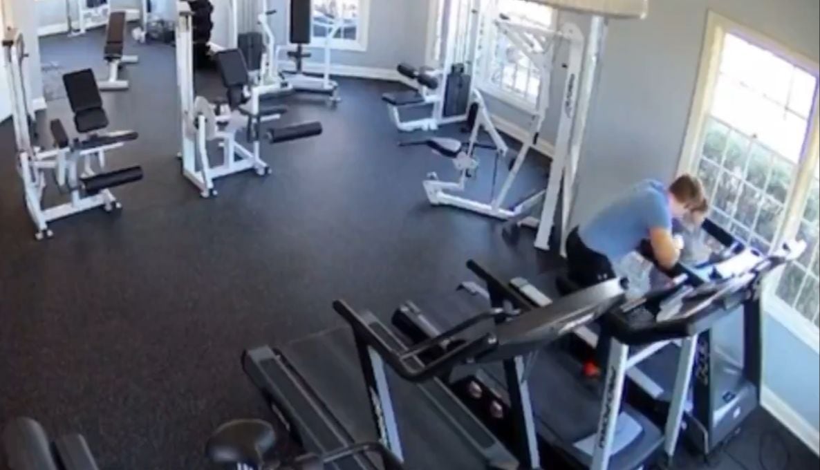 El padre obligó al menor a correr en la cinta