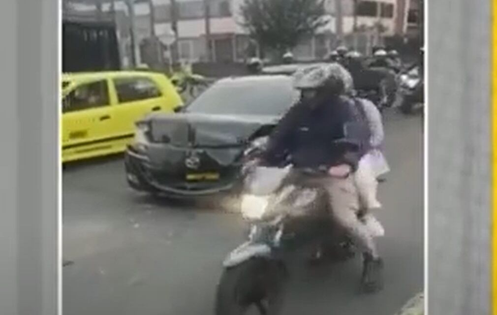 En medio de la conmoción, las autoridades hicieron presencia y lograron capturar al sujeto al que le incautaron el arma y fue retenido durante varias horas.