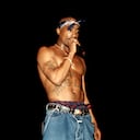 El rapero Tupac Shakur haciendo lo suyo en el Teatro Regal de Chicago, Illinois, en marzo de 1994. Foto: Raymond Boyd/Getty Images.
