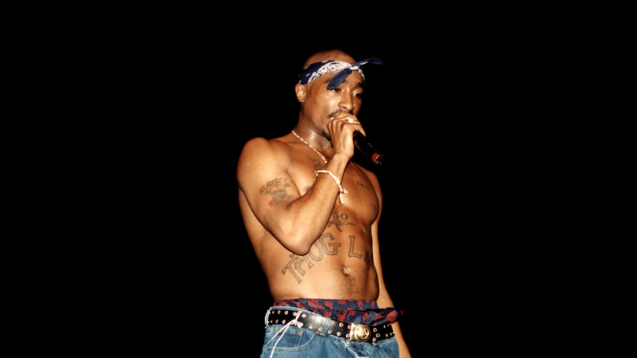 El rapero Tupac Shakur haciendo lo suyo en el Teatro Regal de Chicago, Illinois, en marzo de 1994. Dos años después, en Las Vegas, fue asesinado.