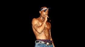El rapero Tupac Shakur haciendo lo suyo en el Teatro Regal de Chicago, Illinois, en marzo de 1994. Foto: Raymond Boyd/Getty Images.