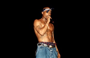 El rapero Tupac Shakur haciendo lo suyo en el Teatro Regal de Chicago, Illinois, en marzo de 1994. Foto: Raymond Boyd/Getty Images.