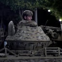 Un soldado del ejército libanés sentado detrás de su arma en la parte superior de un vehículo blindado de transporte de personal en el lugar de un ataque aéreo israelí en el suburbio sur de Beirut, el lunes 23 de septiembre de 2024. (Foto AP/Bilal Hussein)