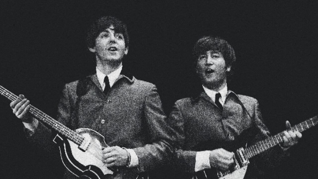 Paul McCartney y John lennon Tenían una facilidad asombrosa para fusionar los temas que cada uno creaba por su lado. El afán de competencia los motivaba y por eso cuando Lennon escribía una canción, McCartney le ‘respondía’ con otra.