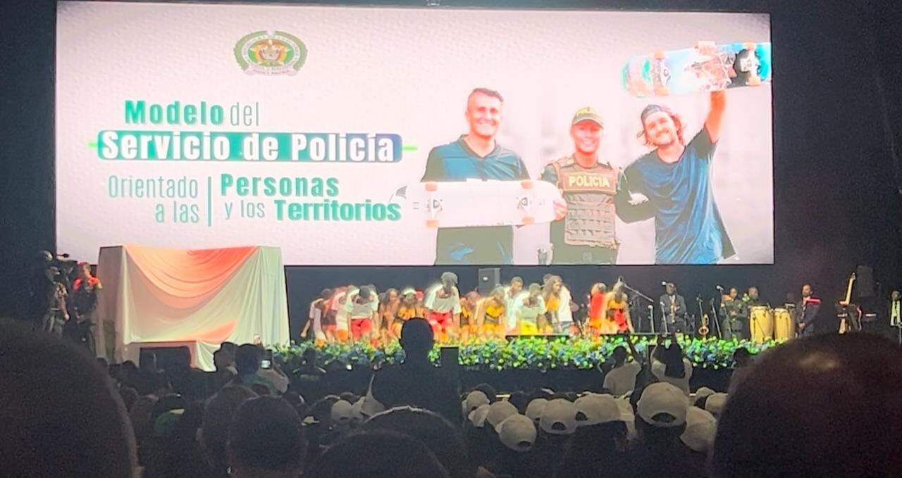 Retraso de dos horas del presidente Petro al evento del nuevo modelo de vigilancia de la Policía.