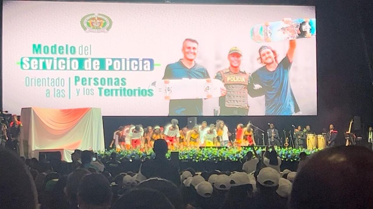 Retraso de dos horas del presidente Petro al evento del nuevo modelo de vigilancia de la Policía.