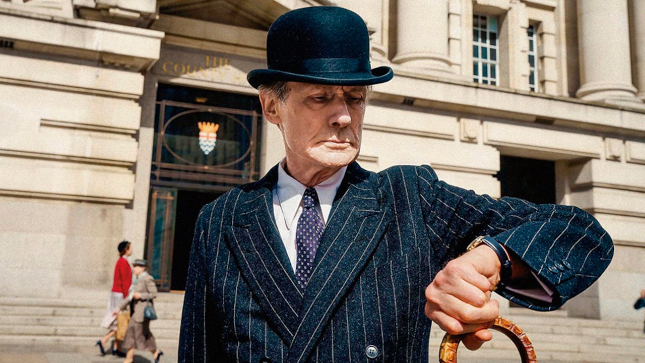 Se le conoce por roles más irreverentes, pero el actor británico Bill Nighy (1949) entrega una sutil y poderosa actuación en esta inolvidable película.