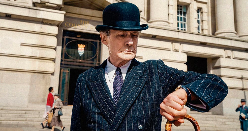 Se le conoce por roles más irreverentes, pero el actor británico Bill Nighy (1949) entrega una sutil y poderosa actuación en esta inolvidable película.