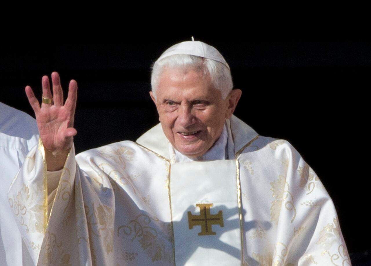 Esta fotografía de archivo del 19 de octubre de 2014 muestra al Papa Emérito Benedicto XVI cuando llega a la Plaza de San Pedro en el Vaticano. (AP Photo/Andrew Medichini, FILE)