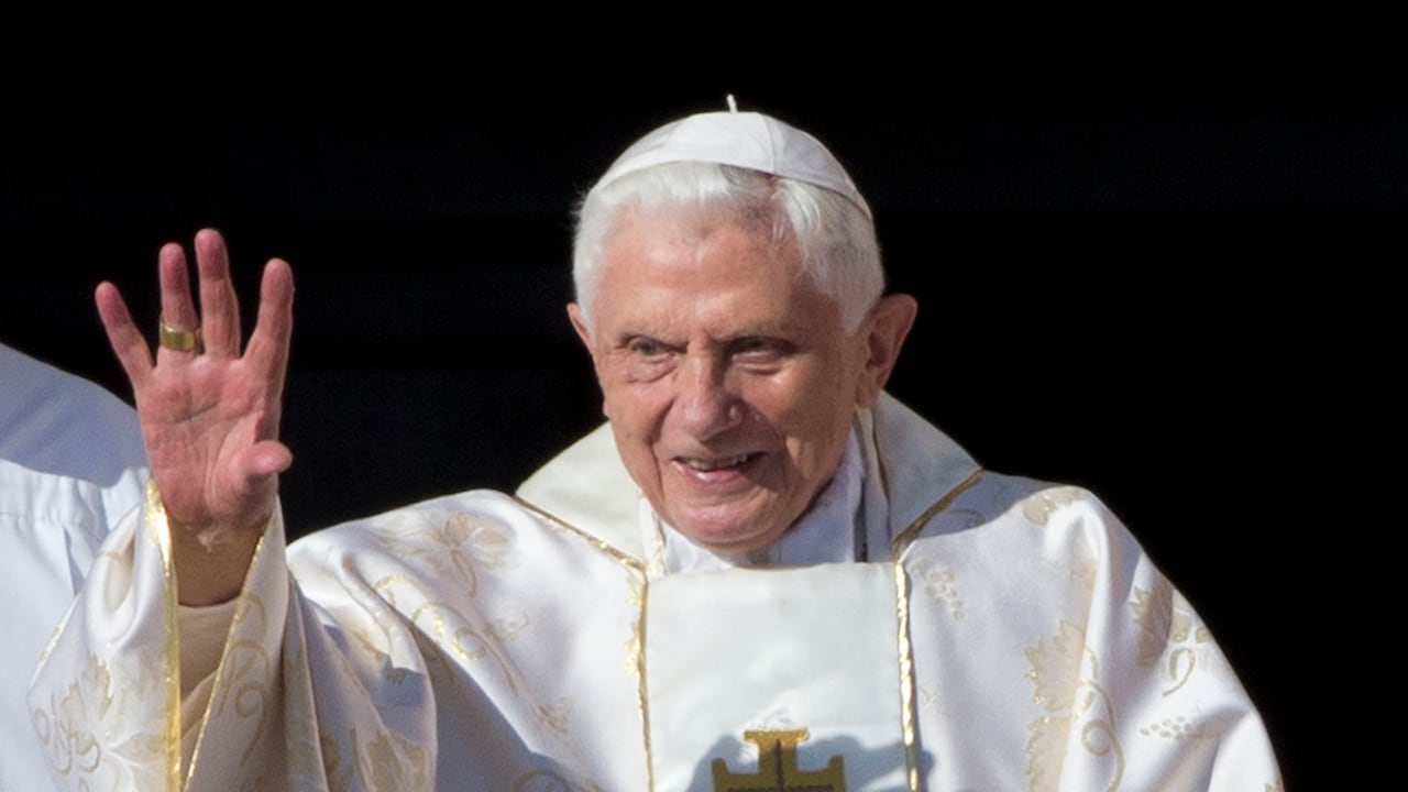 Esta fotografía de archivo del 19 de octubre de 2014 muestra al Papa Emérito Benedicto XVI cuando llega a la Plaza de San Pedro en el Vaticano. (AP Photo/Andrew Medichini, FILE)