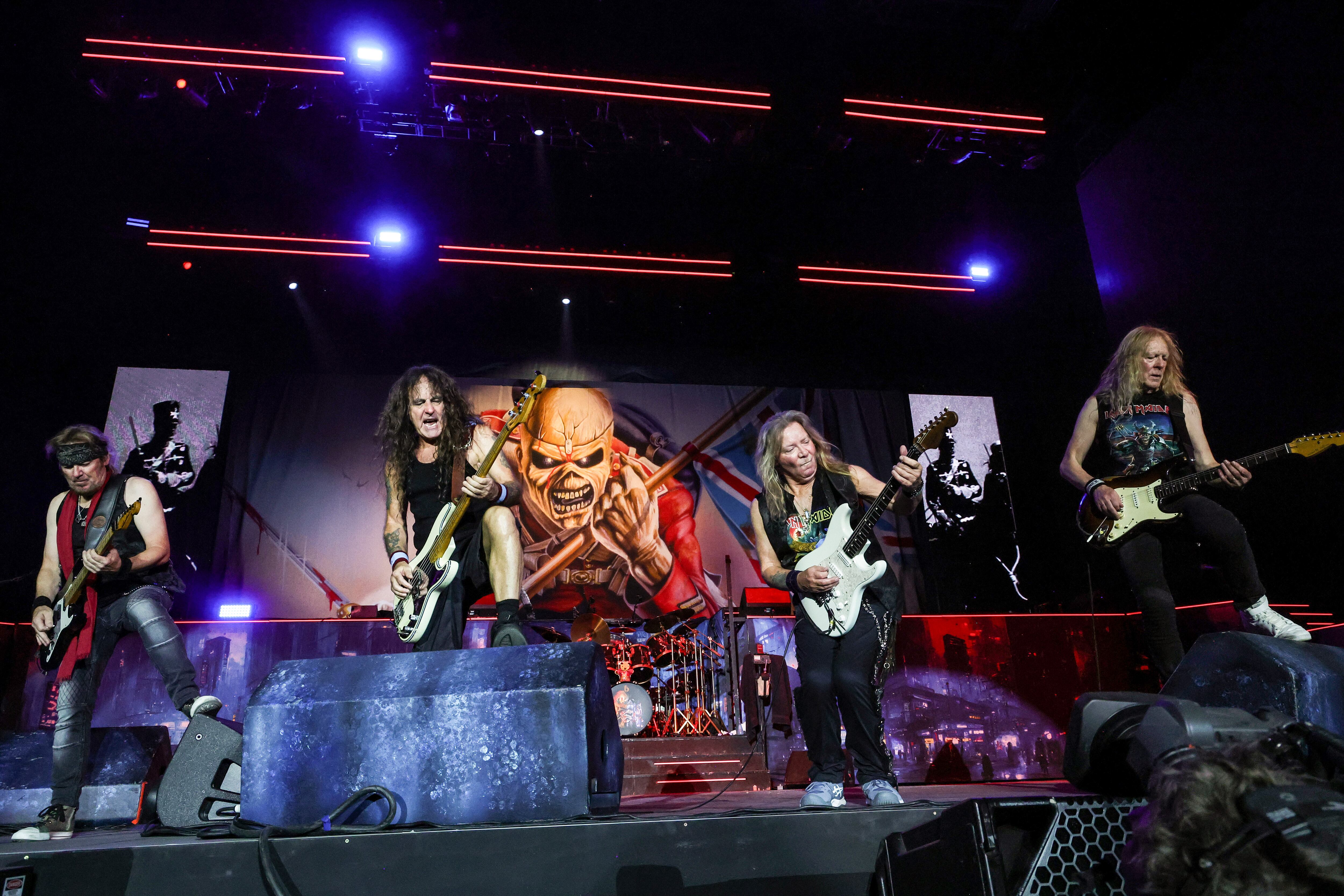 Adrian Smith, Steve Harris, Dave Murray, y Janick Gers de Iron Maiden. (Photo by Kevin Mazur/Getty Images for Power Trip)