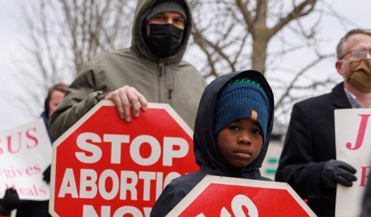 El texto, aprobado por el Parlamento de mayoría republicana, entrará en vigor el 1 de julio. Reduce el plazo para la interrupción voluntaria del embarazo de 24 a 15 semanas.