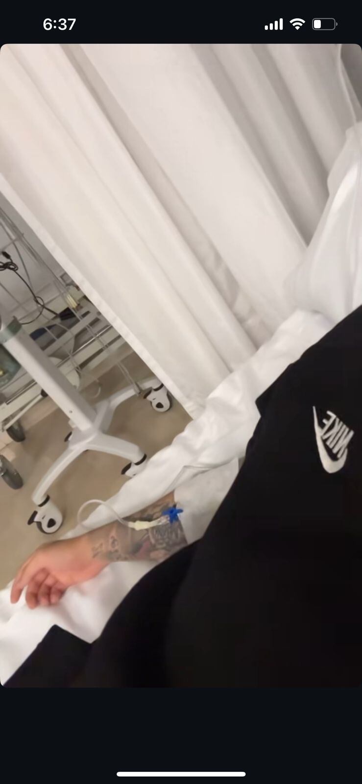 Westcol soprendió al publicar una historia en la camilla de la clínica.