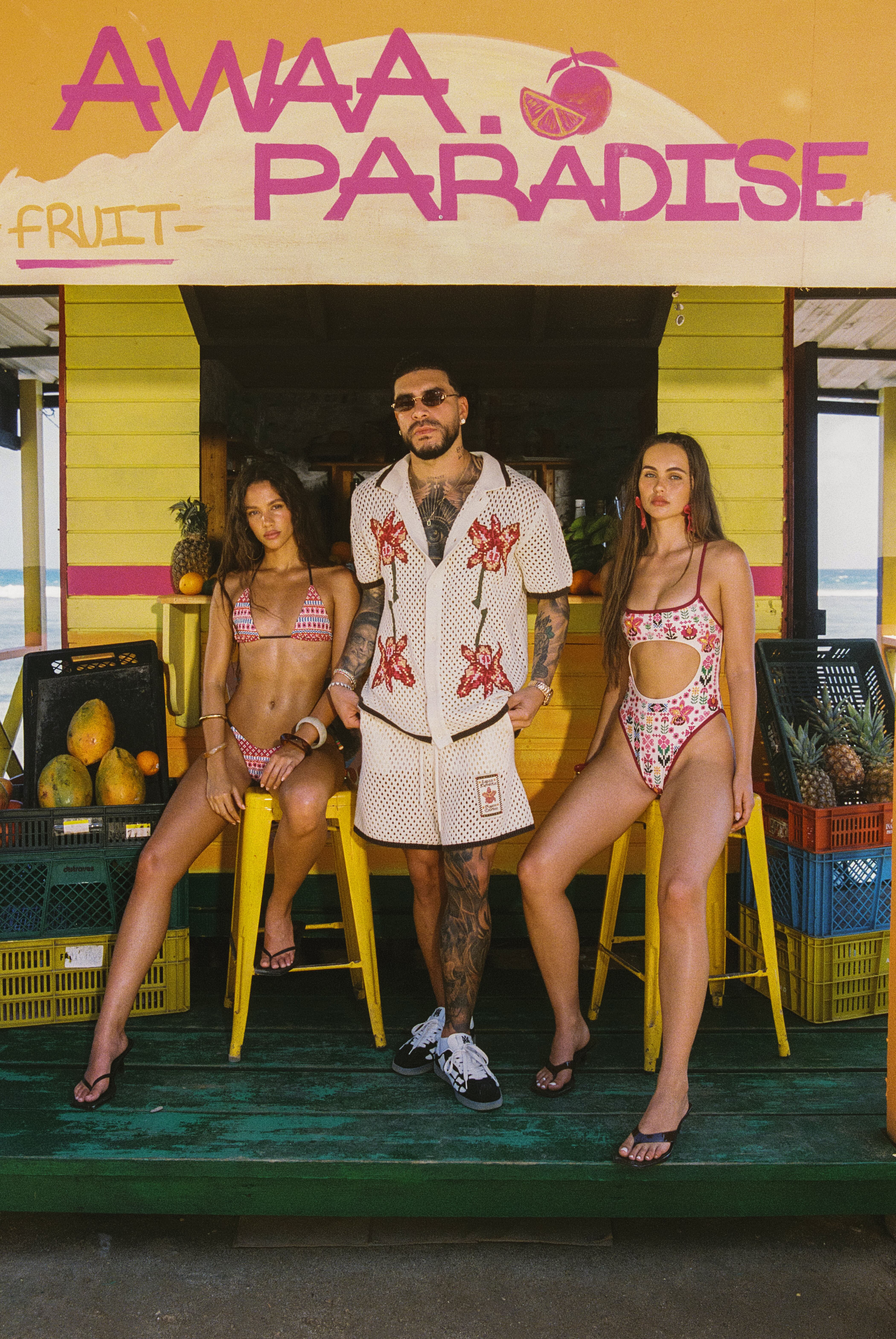 Ryan Castro no es ajeno al mundo de la moda. Su primera incursión fue con el lanzamiento de su línea de ropa Ghetto Med. Este 2026 incursiona con una nueva colaboracion con Agua Bendita y su colección Awaa.