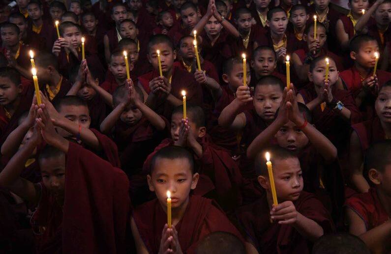 Los monjes budistas novatos ofrecen oraciones en el monasterio de Tergar en Bodhgaya el 15 de febrero de 2019, un día después de un ataque contra un convoy paramilitar de la Fuerza de Policía de la Reserva Central (CRPF) en Cachemira.  Los problemas de los lazos de la India y Pakistán se arriesgaron a tomar un nuevo giro peligroso cuando Nueva Delhi acusó a Islamabad de albergar a los militantes detrás del atentado más mortal en tres décadas. Al menos 44 personas murieron el 14 de febrero cuando los explosivos empacados en una camioneta explotó no lejos de la ciudad principal de Srinagar. FOTO: SUMAN / AFP