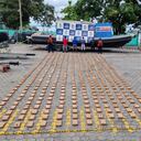 Los hombres que iban a bordo de la lancha y el clorhidrato de cocaína fue dejado a disposición de la autoridad competente.