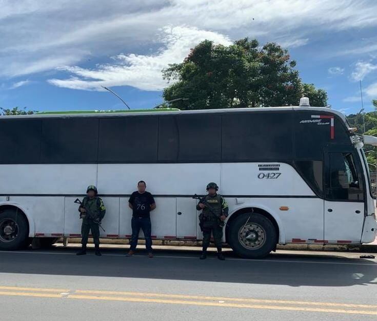 En este vehículo transportaban irregularmente a migrantes por Antioquia.