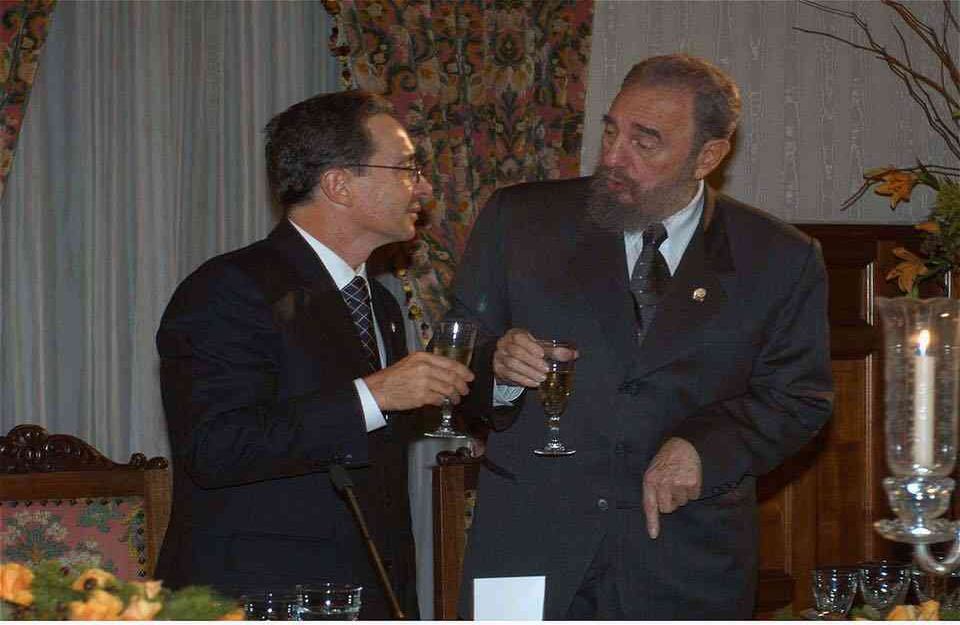 Álvaro Uribe y Fidel Castro Foto: acebook.com/Tola-y-Maruja-421608727948220/?fref=ts