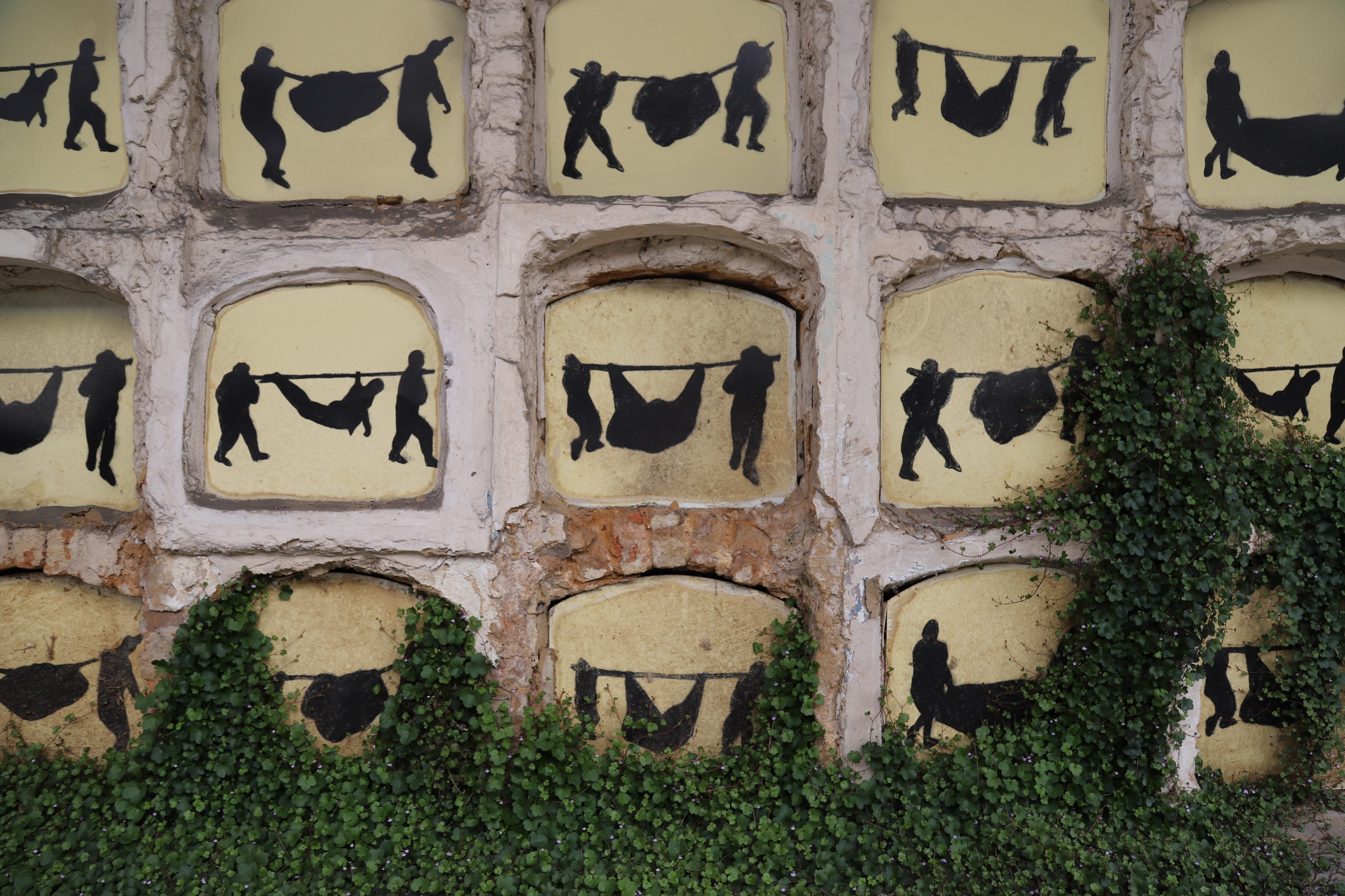 Beatriz González es una de las artistas vivas más importantes del país y su emblemática obra Auras Anónimas, que fue plasmada en los columbarios del Antiguo Cementerio de Pobres, ha sido reconocida como la intervención de arte en espacio público más importante de Latinoamérica.