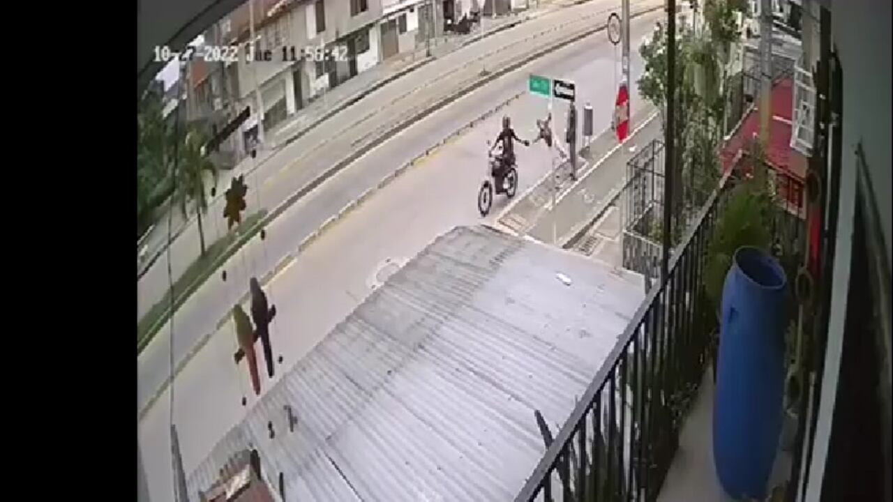 La mujer fue derribada cuando el ladrón intentó arrebatarle el bolso.