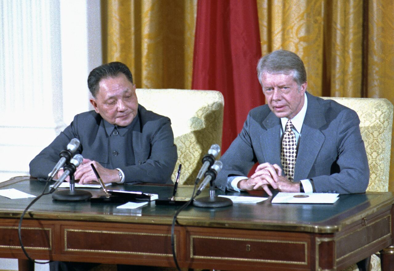 Deng Xiaoping y Jimmy Carter firman acuerdos diplomáticos entre Estados Unidos y China. California. 31/01/1979. (Foto de: Hum Images/Universal Images Group vía Getty Images)