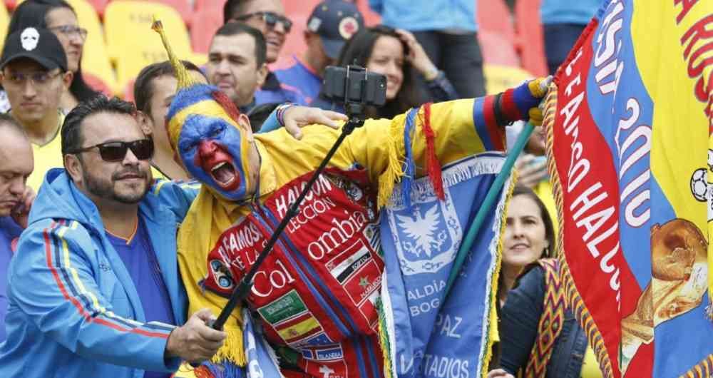 Aficionados de la tricolor esperan a los jugadores en El Campín. 