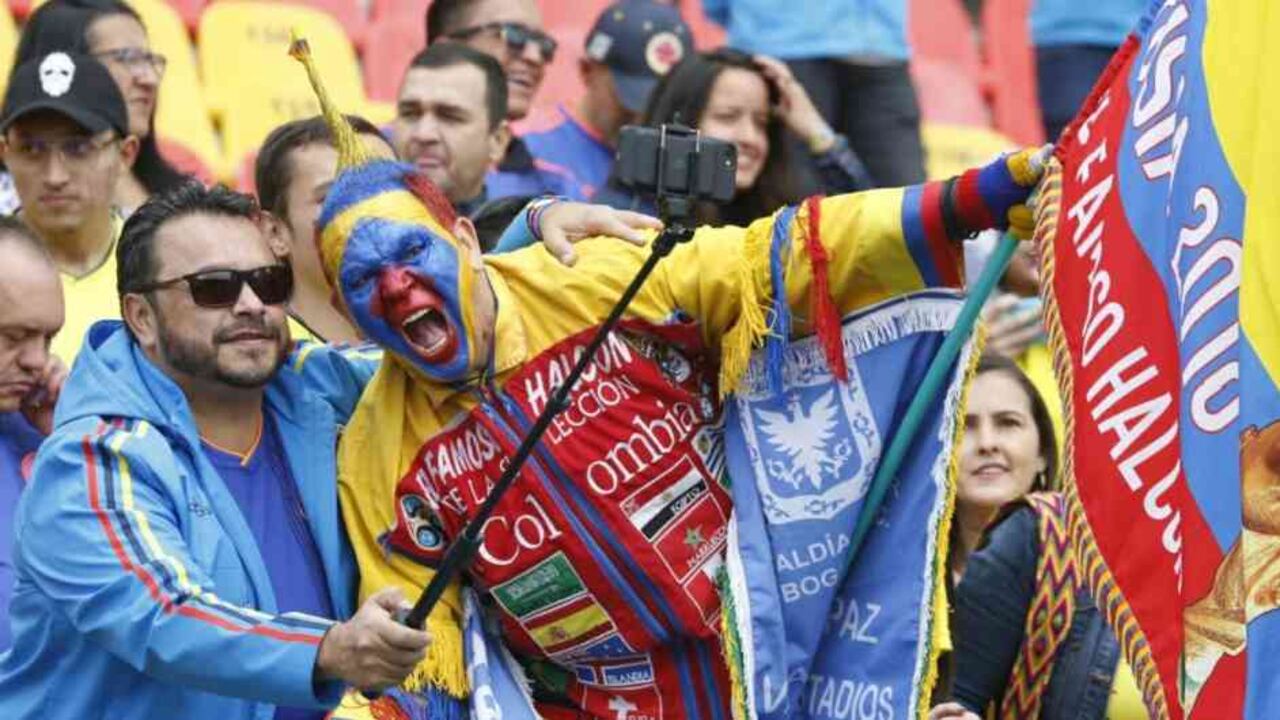 Aficionados de la tricolor esperan a los jugadores en El Campín.