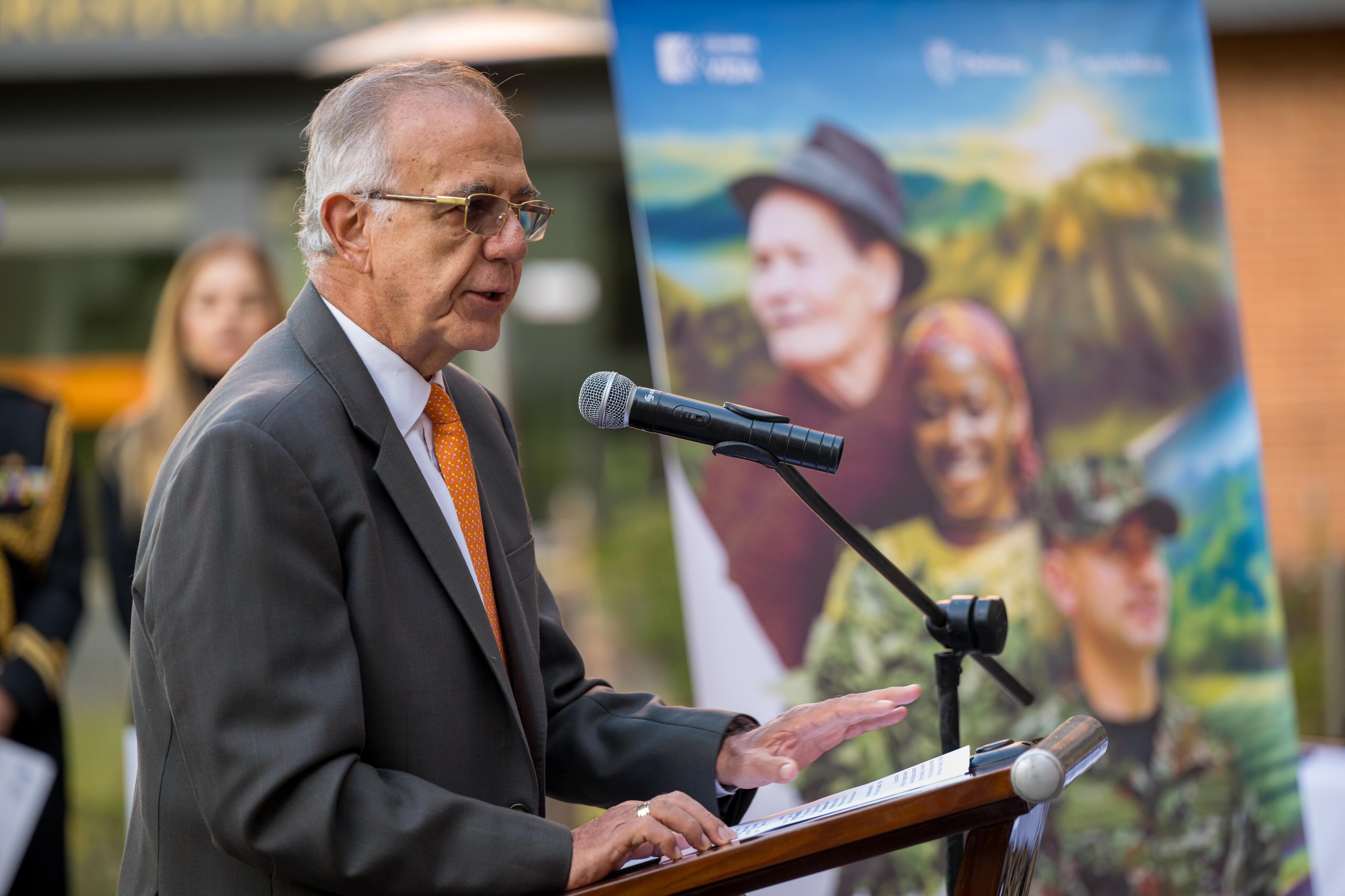 El ministro de Defensa, Iván Velásquez, durante la formalización de la primera alianza público popular con asociaciones campesinas.