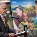 El ministro de Defensa, Iván Velásquez, durante la formalización de la primera alianza público popular con asociaciones campesinas.