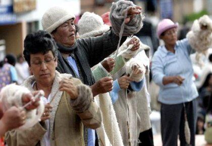 La fabricación de la ruana original es totalmente artesanas