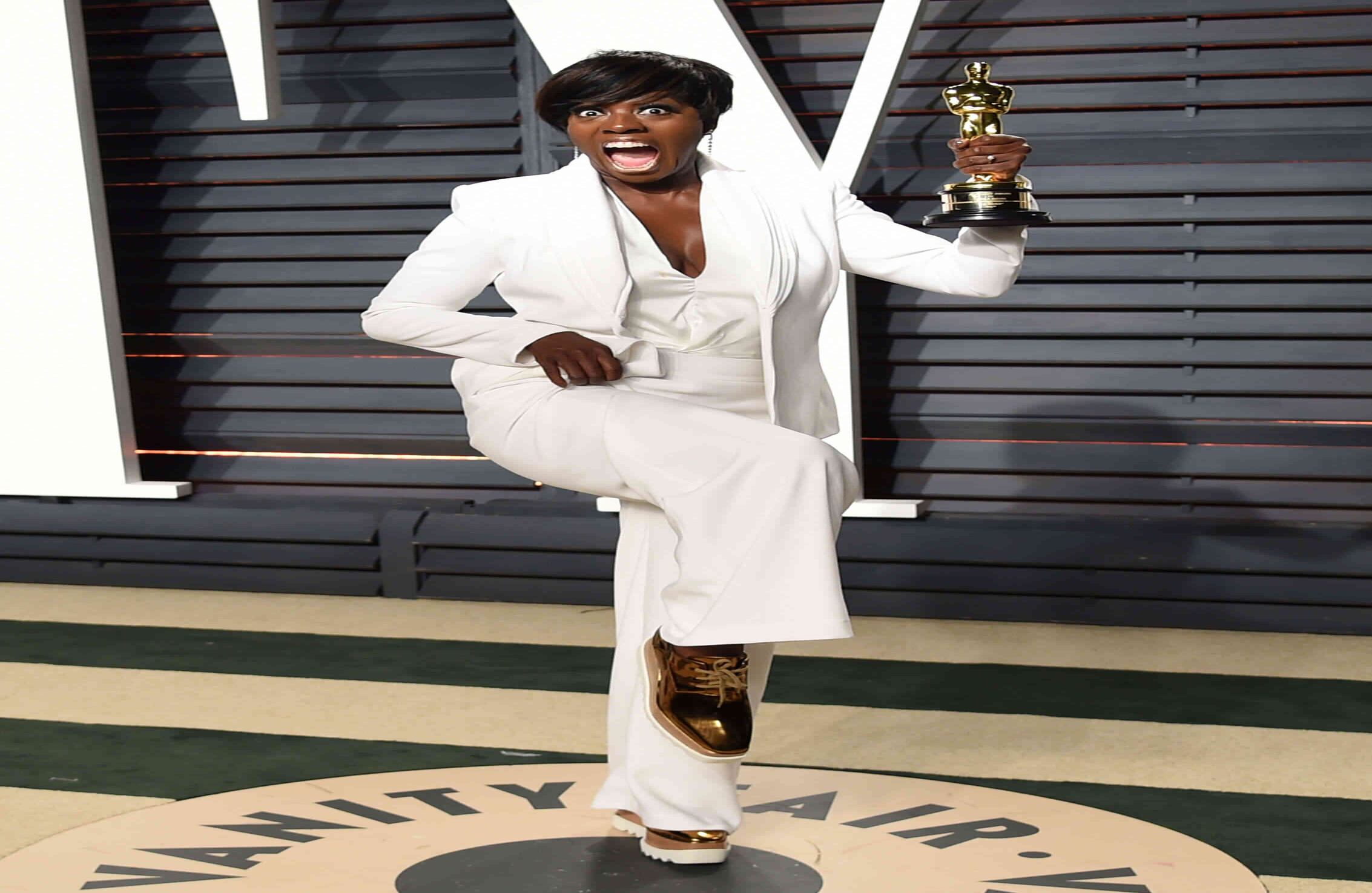 Viola Davis cambió su Armani Privé rojo por este traje blanco de pantalón para la fiesta de Vinity Fair (Photo by Evan Agostini/Invision/AP)