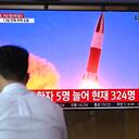 La gente ve una transmisión de noticias de televisión que muestra imágenes de archivo de una prueba de misiles de Corea del Norte, en una estación de tren en Seúl el 28 de septiembre de 2021, después de que Corea del Norte disparara un 'proyectil no identificado' al mar frente a su costa este, según el ejército de Corea del Sur. (Foto de Jung Yeon-je / AFP)