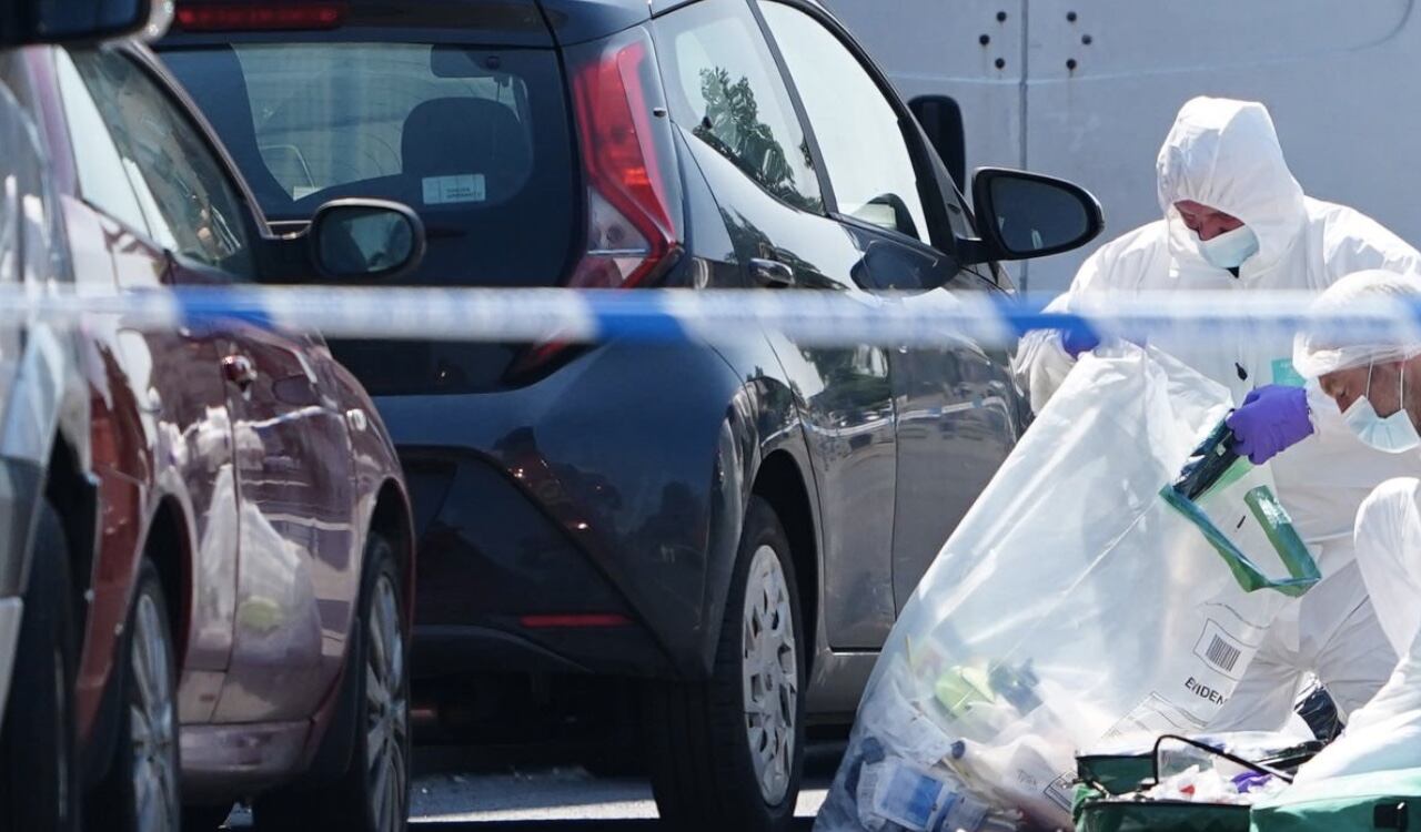 Varias calles tuvieron que ser cerradas para que las autoridades investigaran las escenas del asesinato