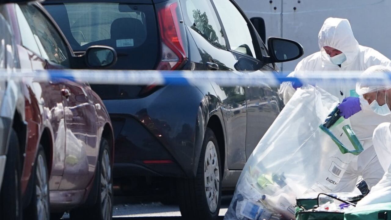 Varias calles tuvieron que ser cerradas para que las autoridades investigaran las escenas del asesinato