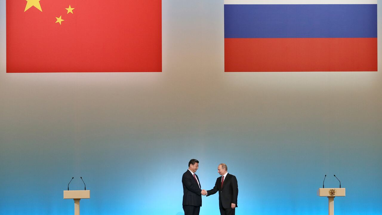 El presidente ruso Vladimir Putin (d) y el presidente chino Xi Jinping en Moscú el 22 de marzo de 2013. (Foto AP /Sergei Ilnitsky)