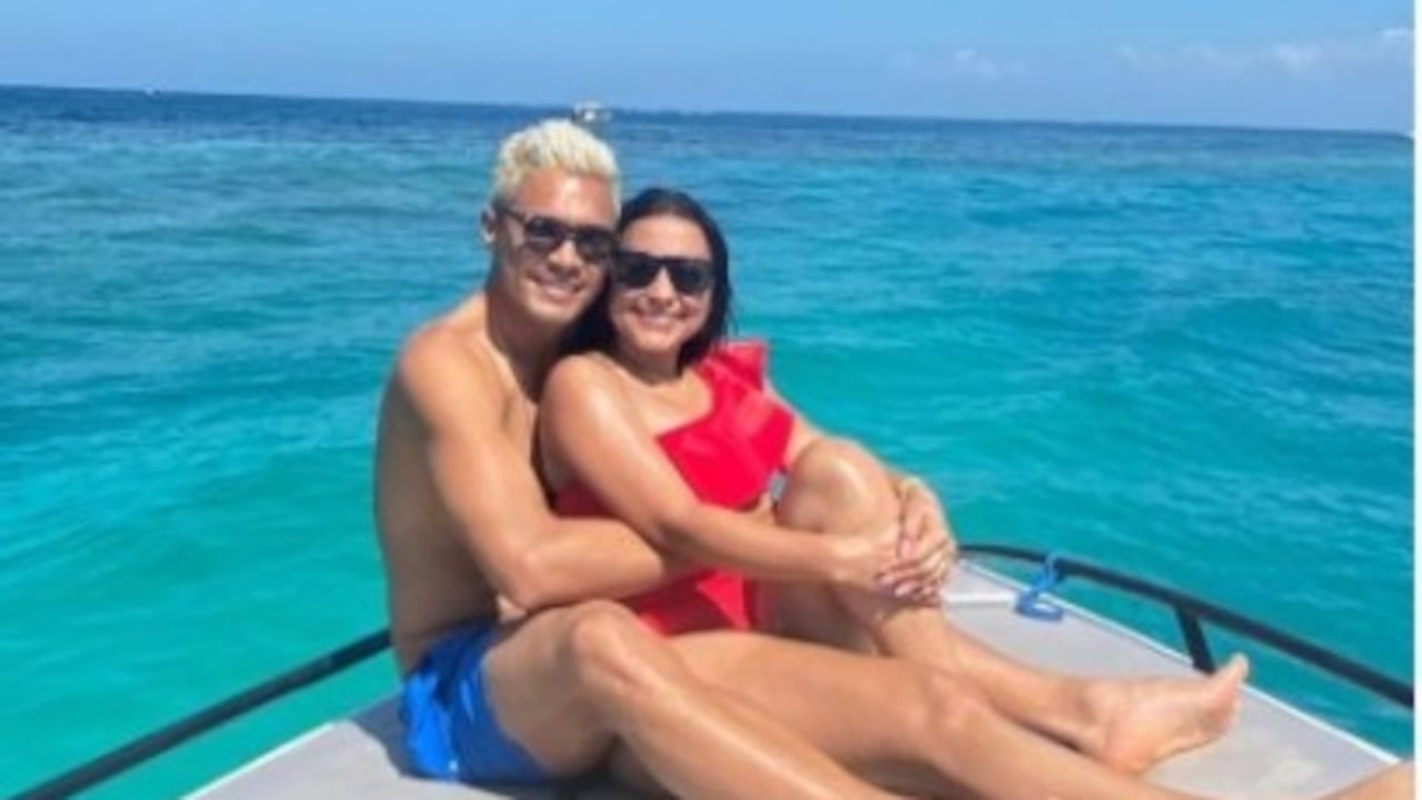 Teófilo Gutiérrez junto con su esposa