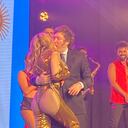 El mandatario argentino había prometido ir a la obra de su novia en Mar del Plata, y al final improvisó un discurso.