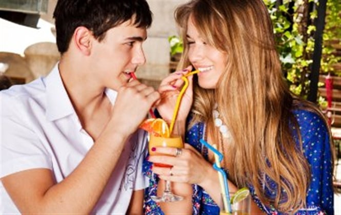 Un conjunto de dientes blancos, bien proporcionados y espaciados uniformemente, resultan más atractivos en ambos sexos.