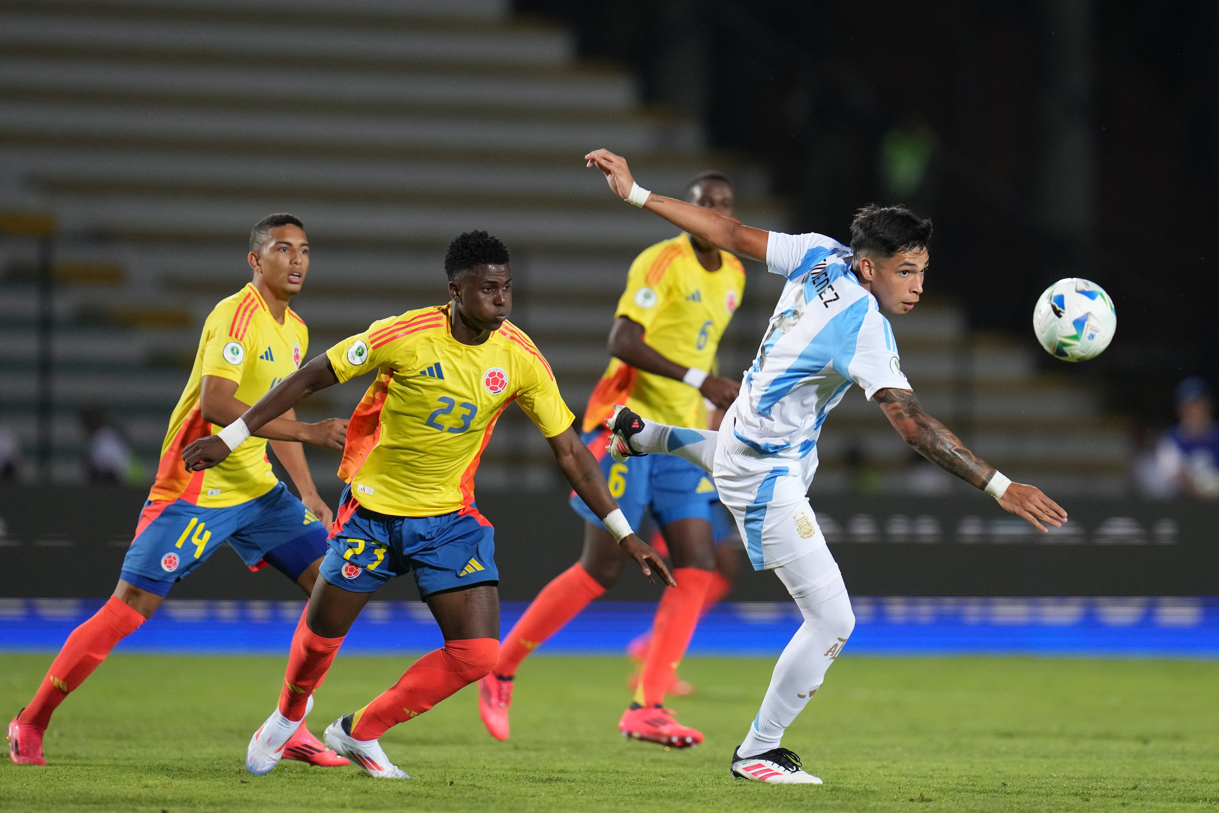 Argentina's Juan Gimenez, right, eyes the ball during a South American U-20 Championship soccer match against Colombia in Valencia, Venezuela, Sunday, Jan. 26, 2025. (AP Photo/Ariana Cubillos)