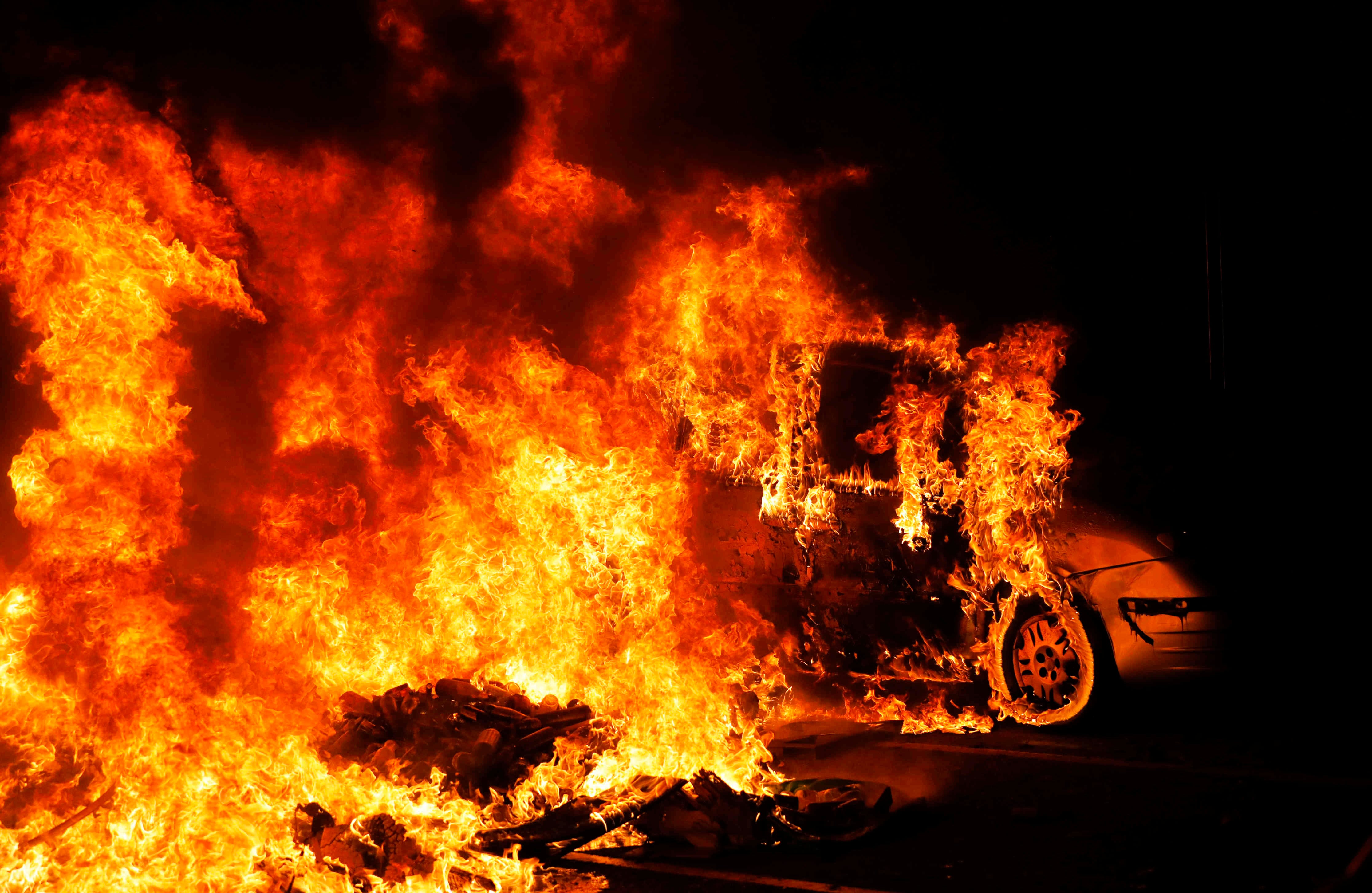 A medida de que la semana avanzó, también lo hizo la violencia y en algunos casos el vandalismo. Después de los enfrentamientos entre la policía y algunos manifestantes el miércoles en Barcelona, varios carros fueron incendiados para ayudar a crecer las barricadas. Foto: AP. 