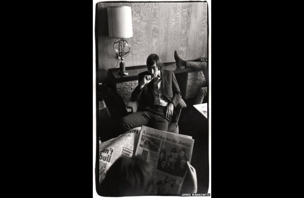 La colección incluye imágenes de la banda durante su primera gira por Estados Unidos en 1965, tanto tomas conjuntas como retratos individuales. Aquí, Charlie Watts y Mick Jagger en un aeropuerto al comienzo de su gira por EE.UU. en octubre 1965.