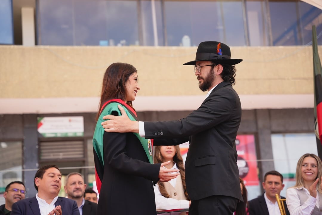 La alcaldesa de Duitama, Rocío Bernal, es cercana al precandidato a la Cámara del Pacto Histórico, José Luis Bohórquez, quien fue el encargado de entregarle el cargo este año.