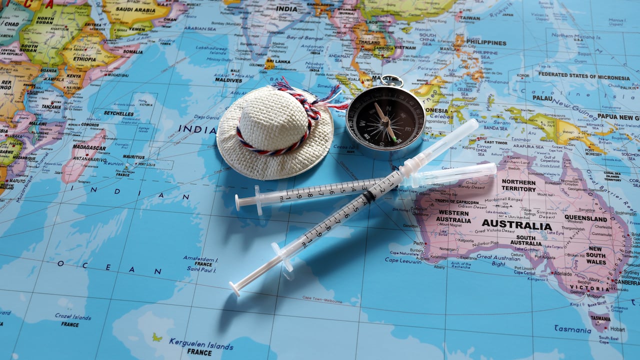 Hoy en día, la inmunización contra la covid-19 es indispensable para arribar a pisos internacionales. Getty Images.