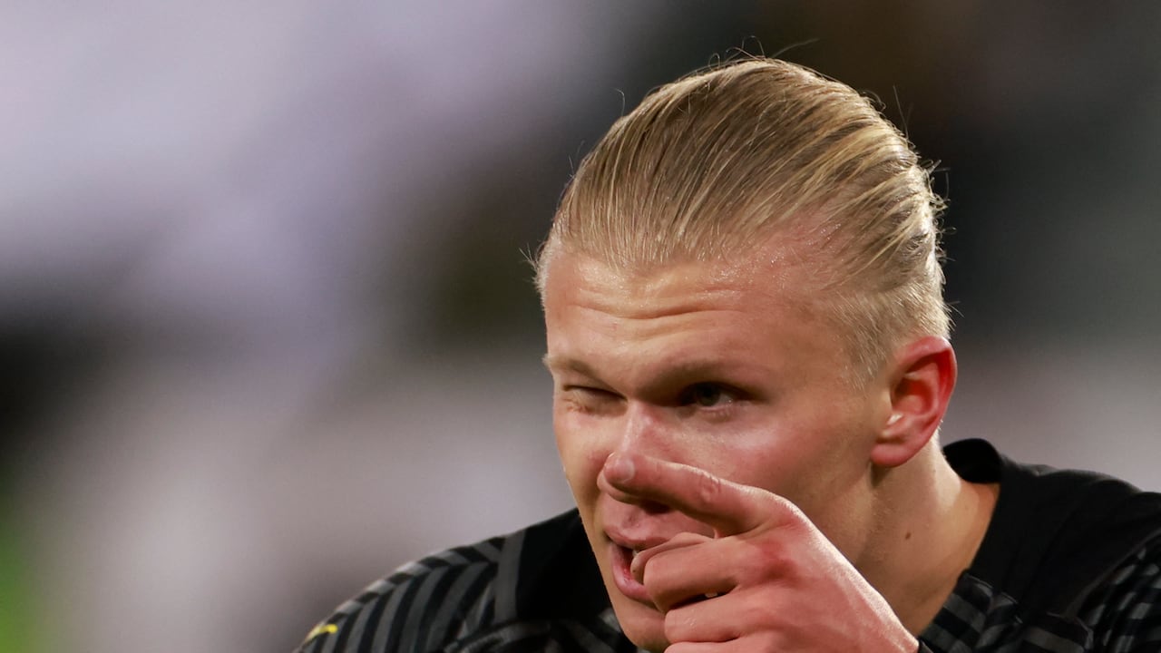 (FILES) In this file photo taken on November 27, 2021 Dortmund's Norwegian forward Erling Braut Haaland celebrates scoring the 3-1 goal during the German first division Bundesliga football match VfL Wolfsburg v Borussia Dortmund in Wolfsburg, northern Germany. - Manchester City said Tuesday, May 10, they had reached an agreement in principle with Borussia Dortmund to sign striker Erling Haaland. (Photo by Odd ANDERSEN / AFP)