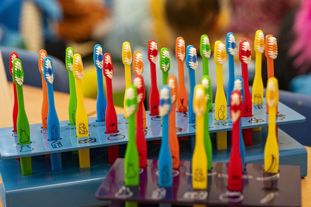 Cepillos de dientes para niños en un stand dentro de un aula en la escuela primaria Fair Furlong en Bristol (Inglaterra) - Foto de referencia de Ben Birchall/PA Images a través de Getty Images