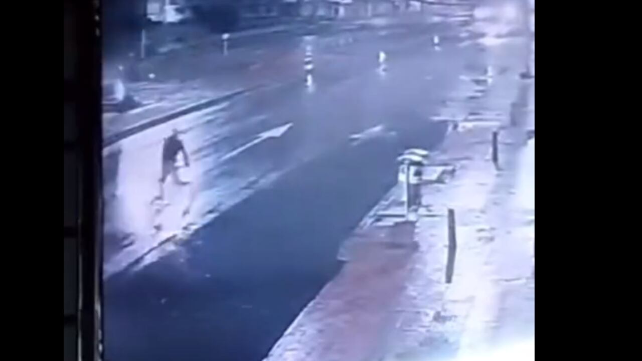 Según vecinos del sector, el taxista se dio a la fuga.